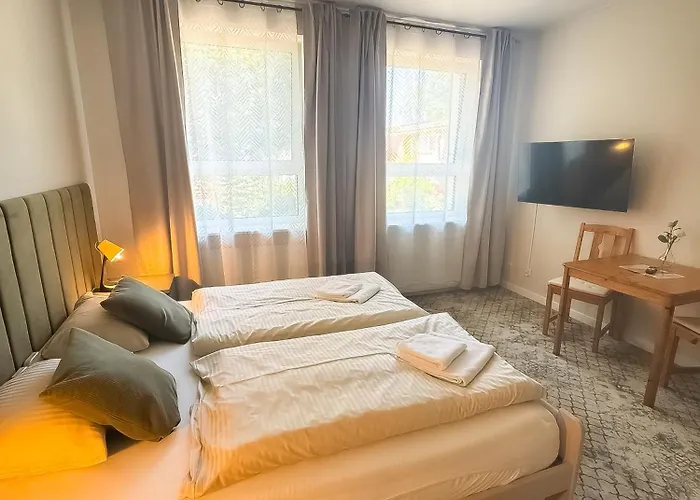 Sunny Rose Свиноуйсьце